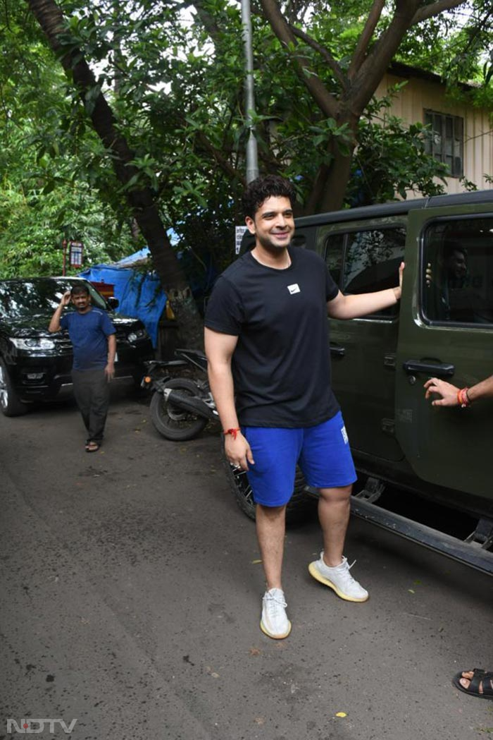 We also spotted Karan Kundrra in the city. (Image courtesy: Varinder Chawla)