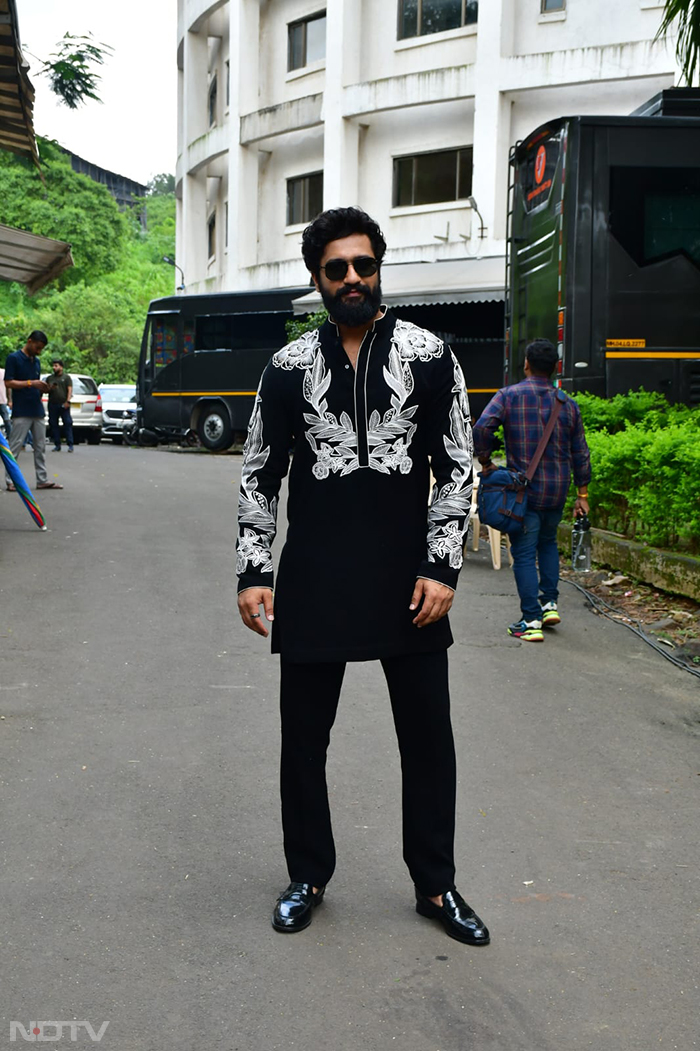 Vicky Kaushal in his party best as he stepped out for the promotions of his film <i>The Great Indian Family</i>. (Image Courtesy: Varinder Chawla)