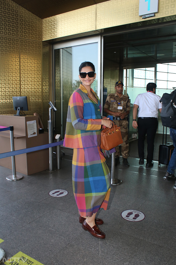 Style Splash: Sonam Kapoor And Malaika Arora\'s Airport OOTDs Be Like