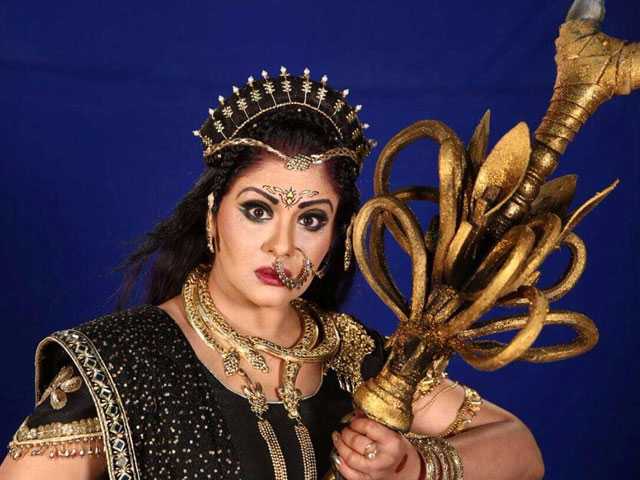 टीवी एक्ट्रेस ने अपनाया ऐसा लुक जिसे देखकर डरना मना है!