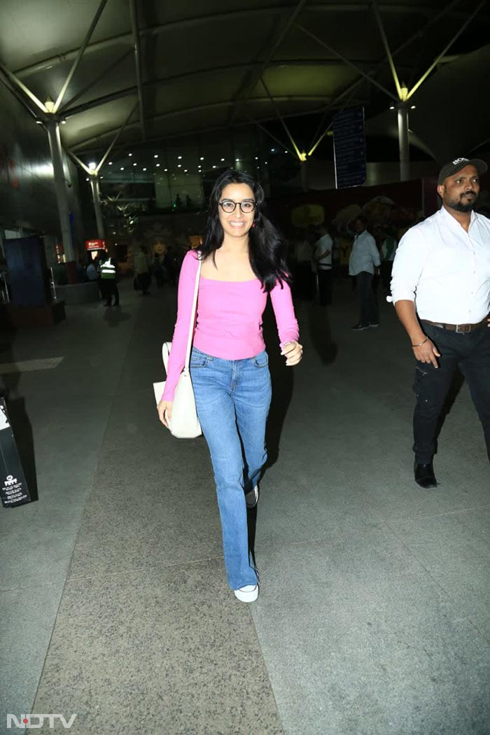 मुंबई एयरपोर्ट पर नज़र आईं सुहाना खान, खुशी कपूर और श्रद्धा कपूर