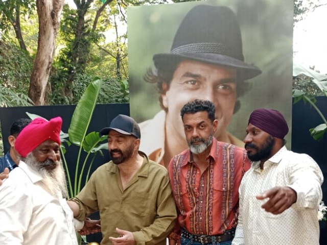 Dharmendra Birthday: सनी देओल और बॉबी देओल ने धर्मेंद्र के फैंस का किया वेलकम, तस्वीरें हो रहीं वायरल