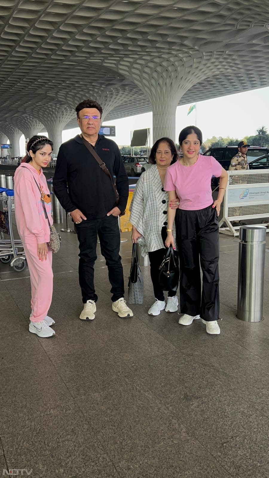 Anu Malik and his family posed for the shutterbugs (Image Courtesy: Varinder Chawla)