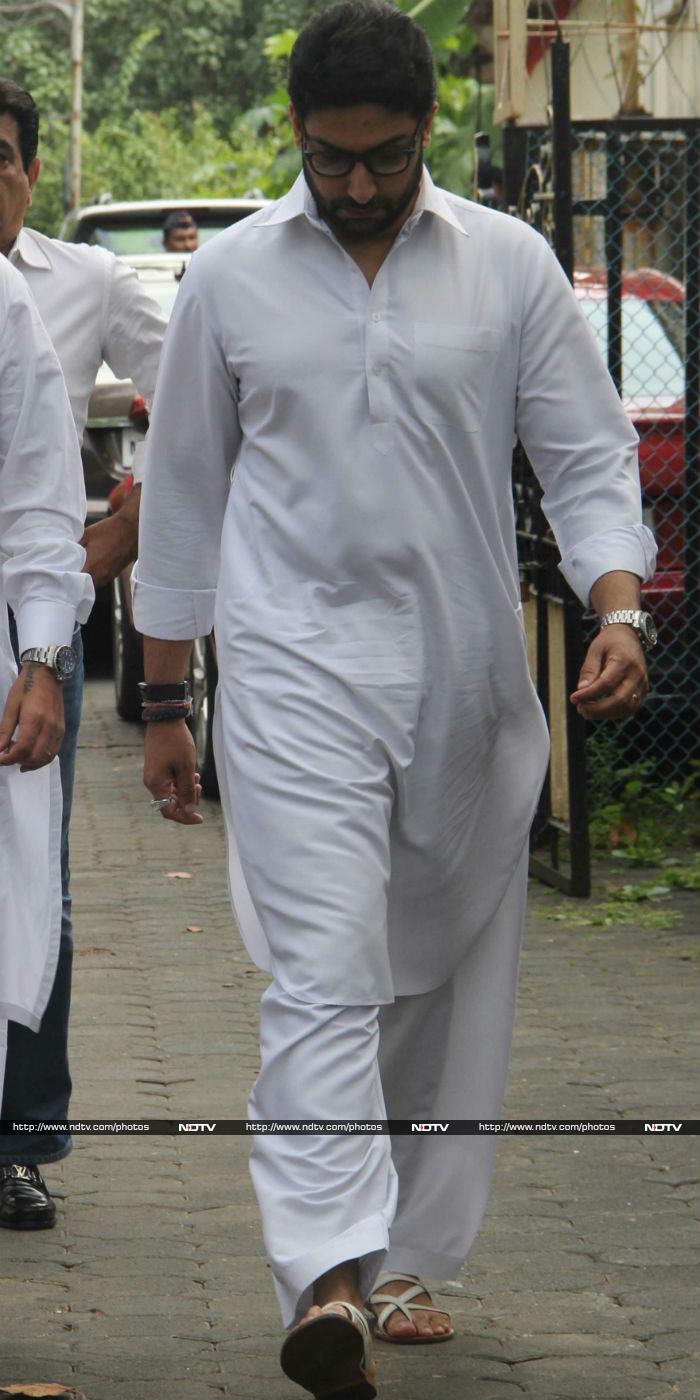 Akshay Kumar, Abhishek Bachchan At Shilpa Shetty\'s Father\'s Funeral