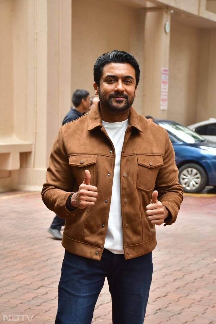 Suriya greeted the paparazzi like this. (Image Courtesy: Varinder Chawla)