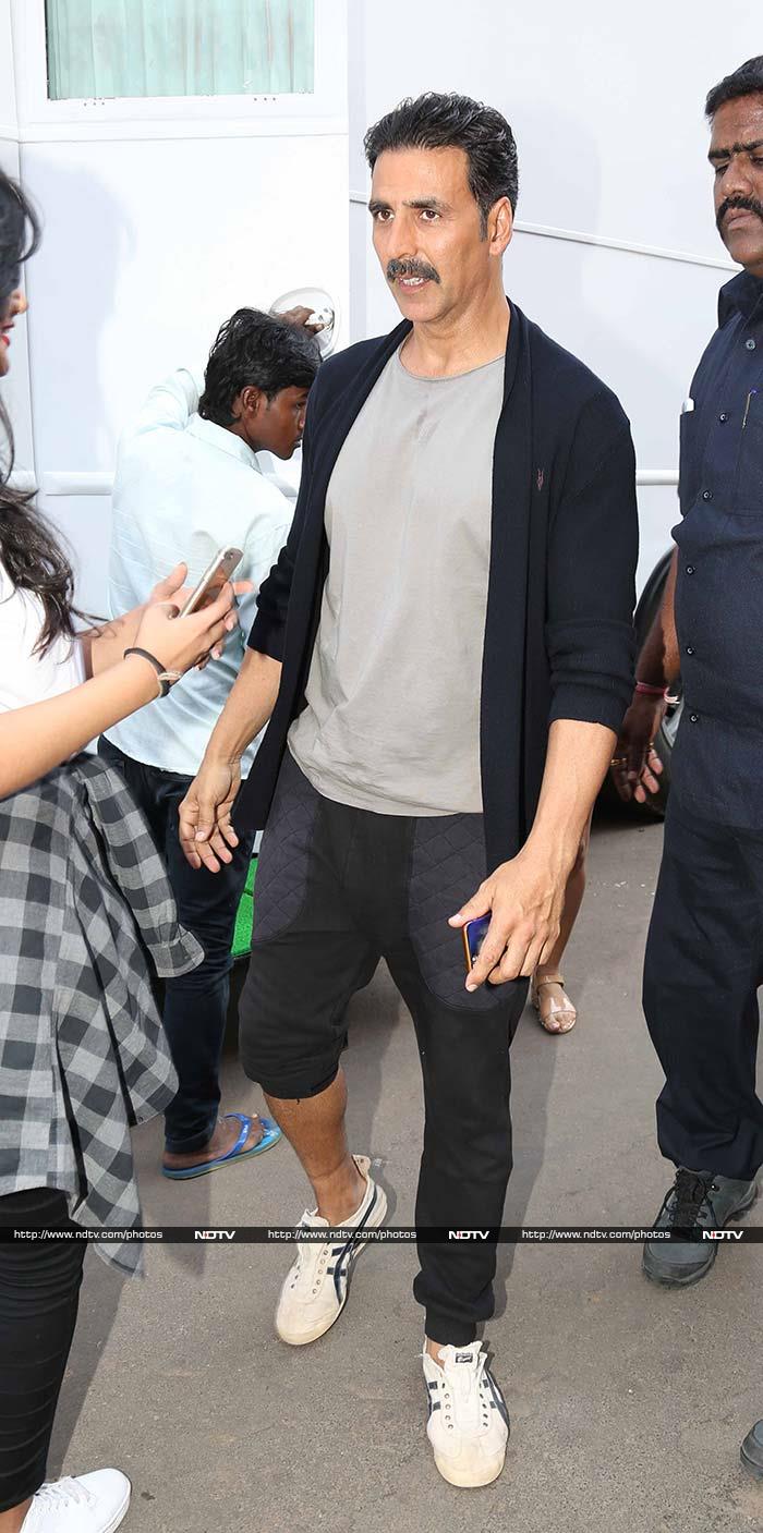 Across town, actor Akshay Kumar was spotted on the sets of TV show <I>Yaaron Ki Baarat</i>