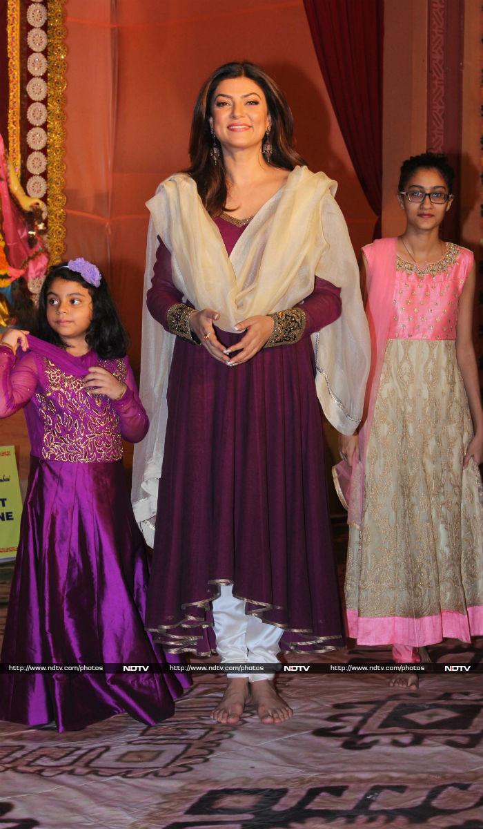 Inside Sushmita Sen\'s Adorable Pujo With Daughters Renee And Alisah