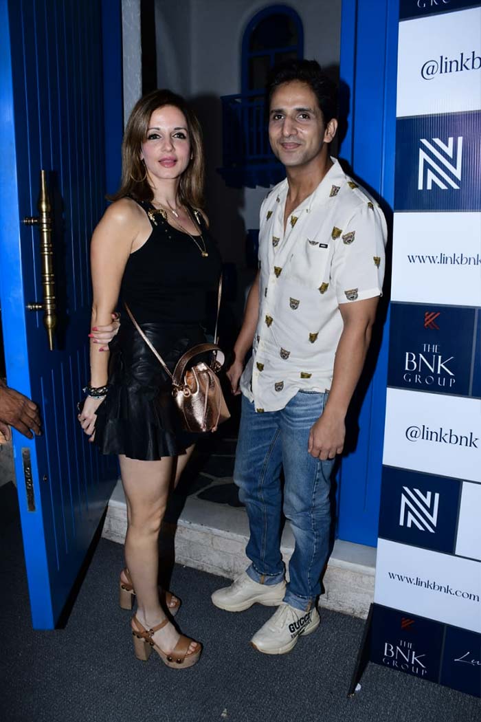 Sussanne Khan and Arslan Goni posed for the cameras at Neelam Kothari's party