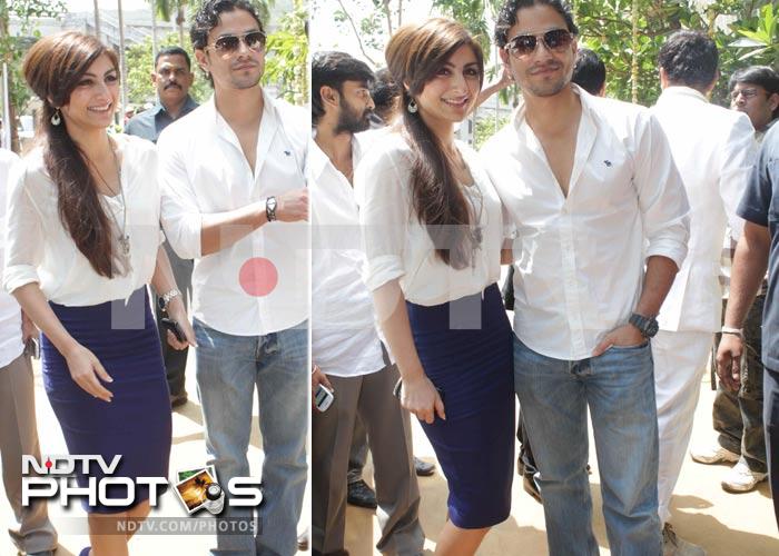 Lovebirds Kunal Khemu and Soha Ali Khan arrive.