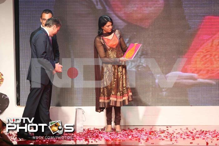 MP Priya Dutt unveils the book <i>Gem Visions India 2012<i>.