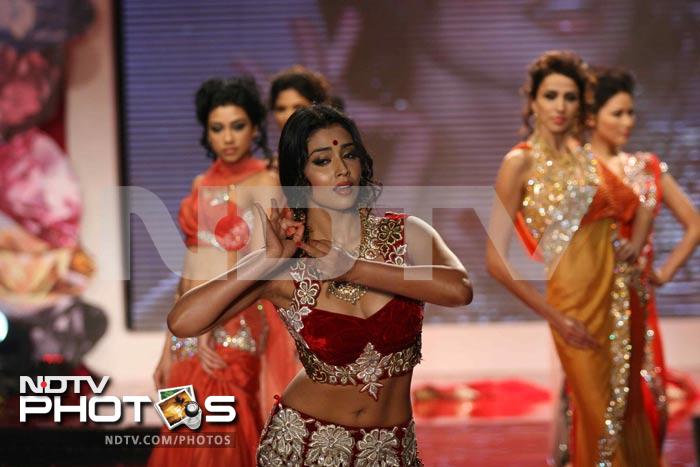 Glamour girl Shriya Saran shows a few dance moves on the ramp.