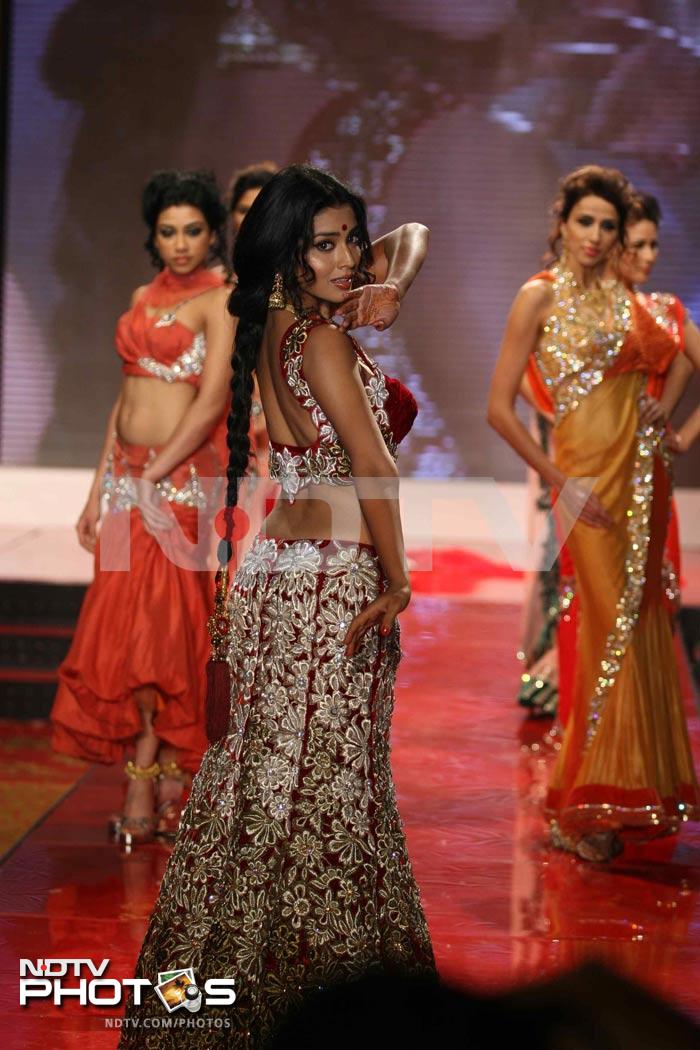 Shriya looked completely at ease on the ramp. Here she brings the sexy back.