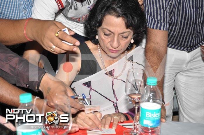 While the daughters were busy walking the ramp, mom Tanuja was busy signing autographs.