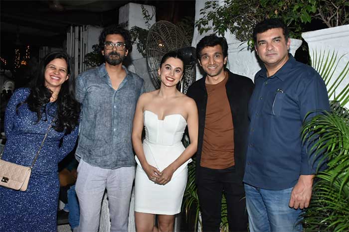 Taapsee Pannu posed with Siddharth Roy Kapur, Pratik Gandhi at the wrap of <i>Woh Ladki Hai Kahaan</i>.