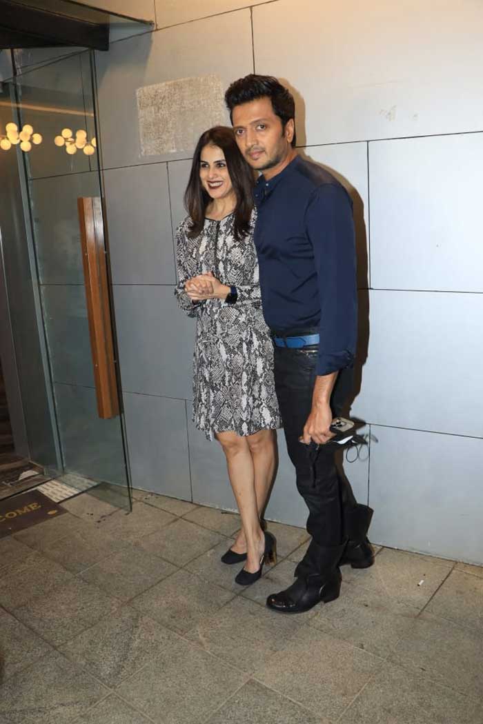 Genelia D'Souza and Riteish Deshmukh posed together at the  wrap of <i>Visfot</i>.