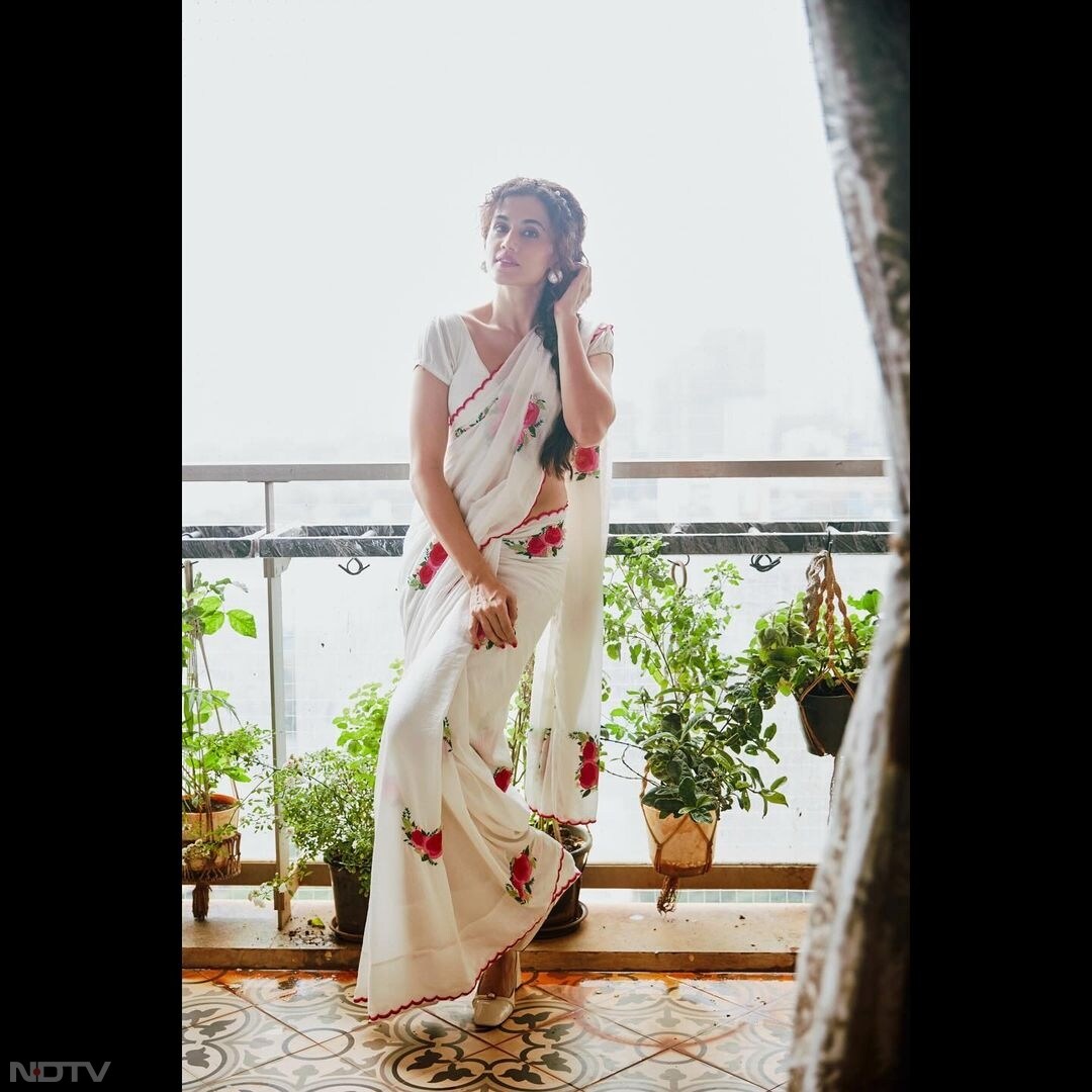 तापसी ने कहा पता नहीं साड़ी को कम्फर्टेबल क्यों नहीं माना जाता जबकि यह असल में बहुत आरामदायक है.