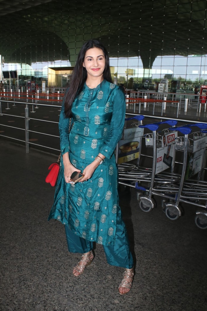 Taapsee Pannu Flies Out Of Mumbai With Sister Shagun