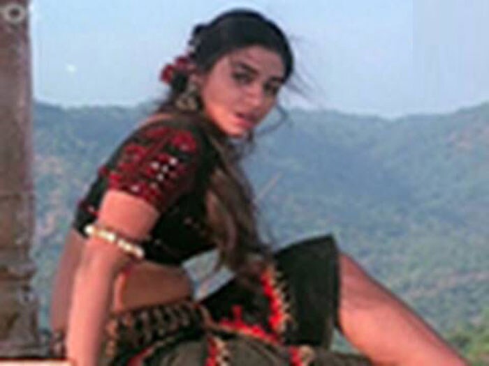 The offer turned out to be a disastrous one. Not only was the release of <i>Prem</i> delayed for 5 years, unpleasant gossip and acrimonious dispute forced her to snap her ties with Boney Kapoor