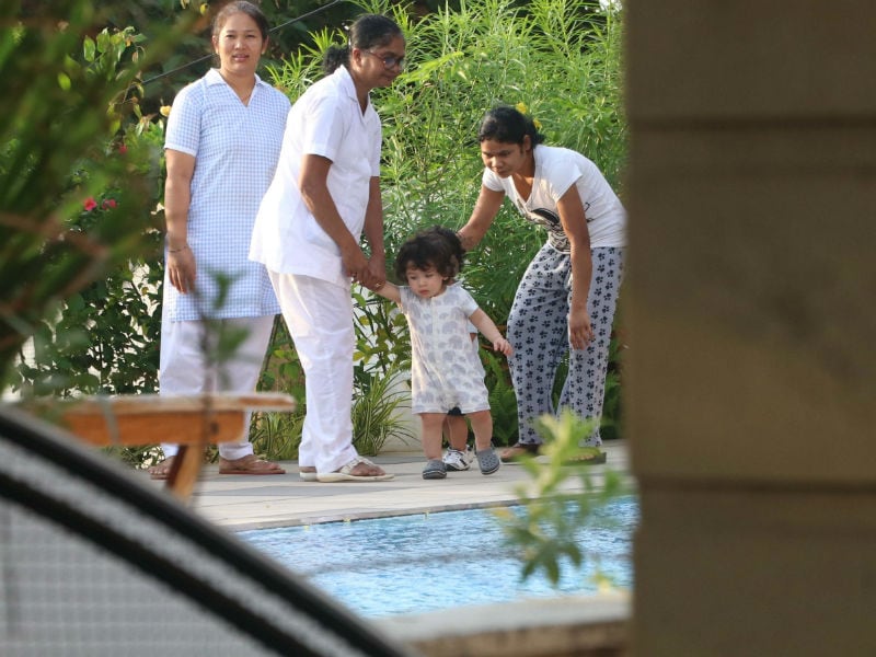 Photo : Taimur's Spends A Day By Pool, Karisma And Sandeep Toshniwal Visit Saif