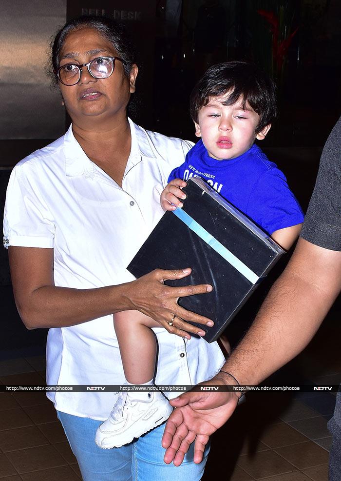 Taimur looked cute in a blue t-shirt.