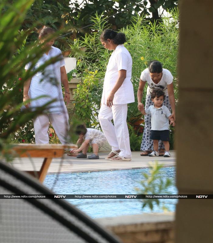 A Poolside Play Date For Taimur