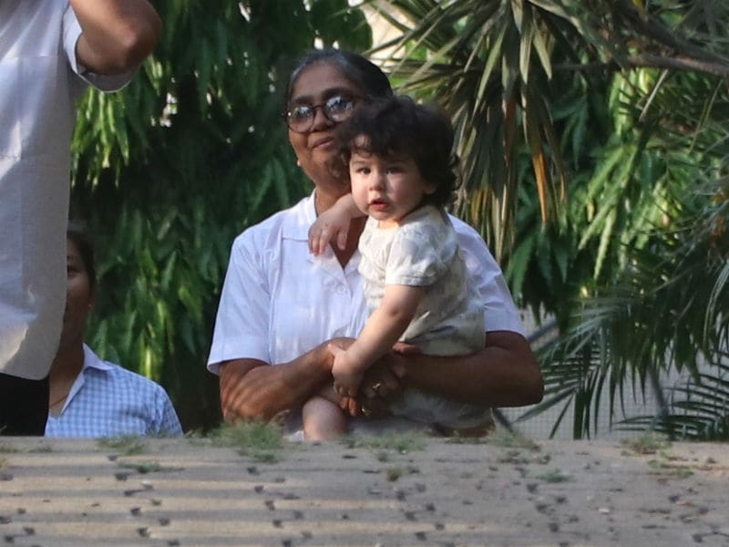 Photo : A Poolside Play Date For Taimur