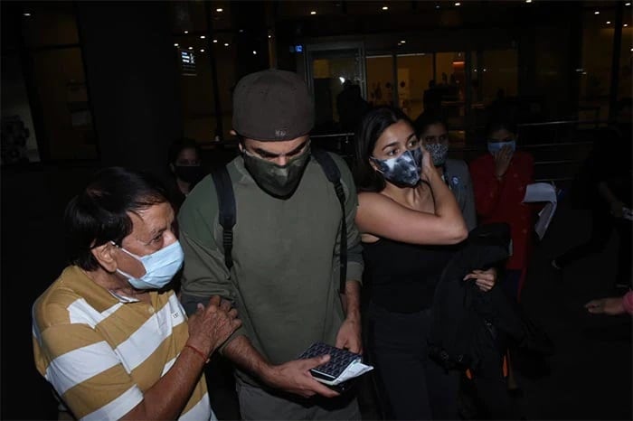 आलिया भट्ट और रणबीर कपूर दोनों एक साथ बहुत क्यूट लग रहे है.