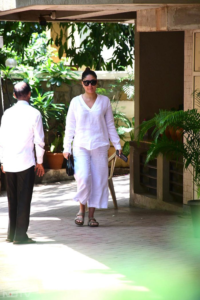 Kareena Kapoor was dressed in a white <i>kurta-pajama</i> set. (Image courtesy: Varinder Chawla)