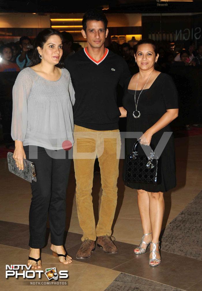 Aamir\'s Talaash begins with family and friends