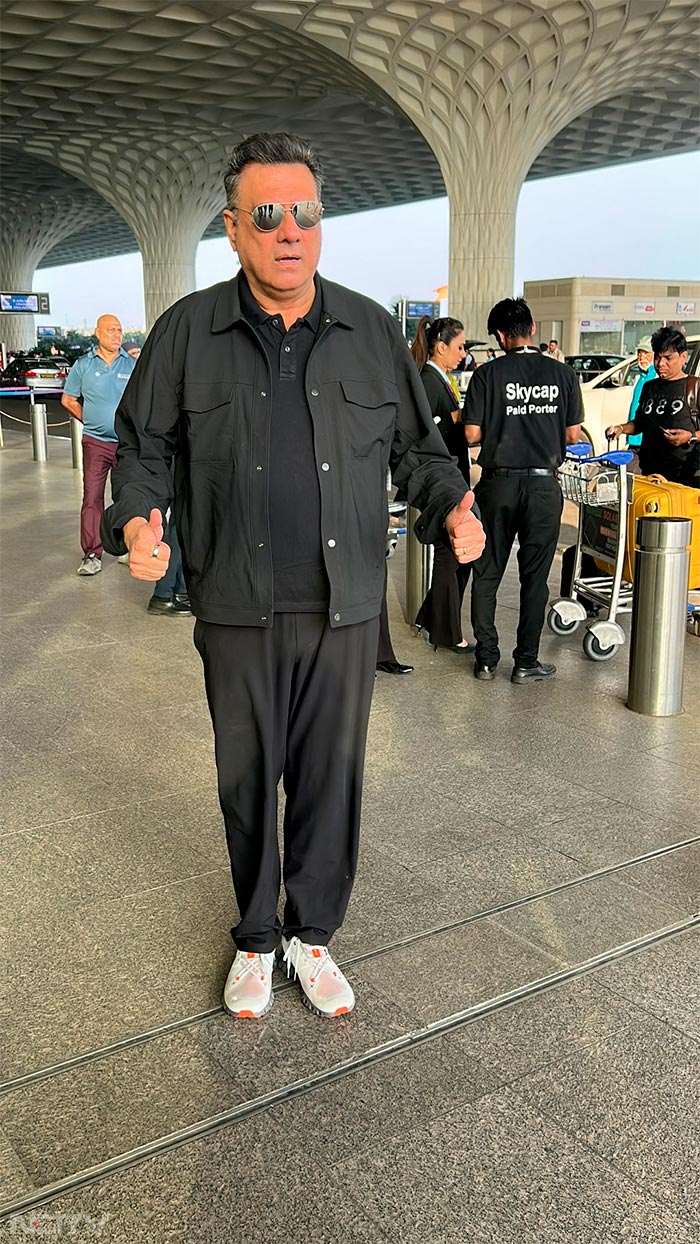 मुंबई एयरपोर्ट पर नज़र आए कियारा-सिद्धार्थ, तमन्ना भाटिया, कृति सेनन समेत कई बॉलीवुड सेलेब्स