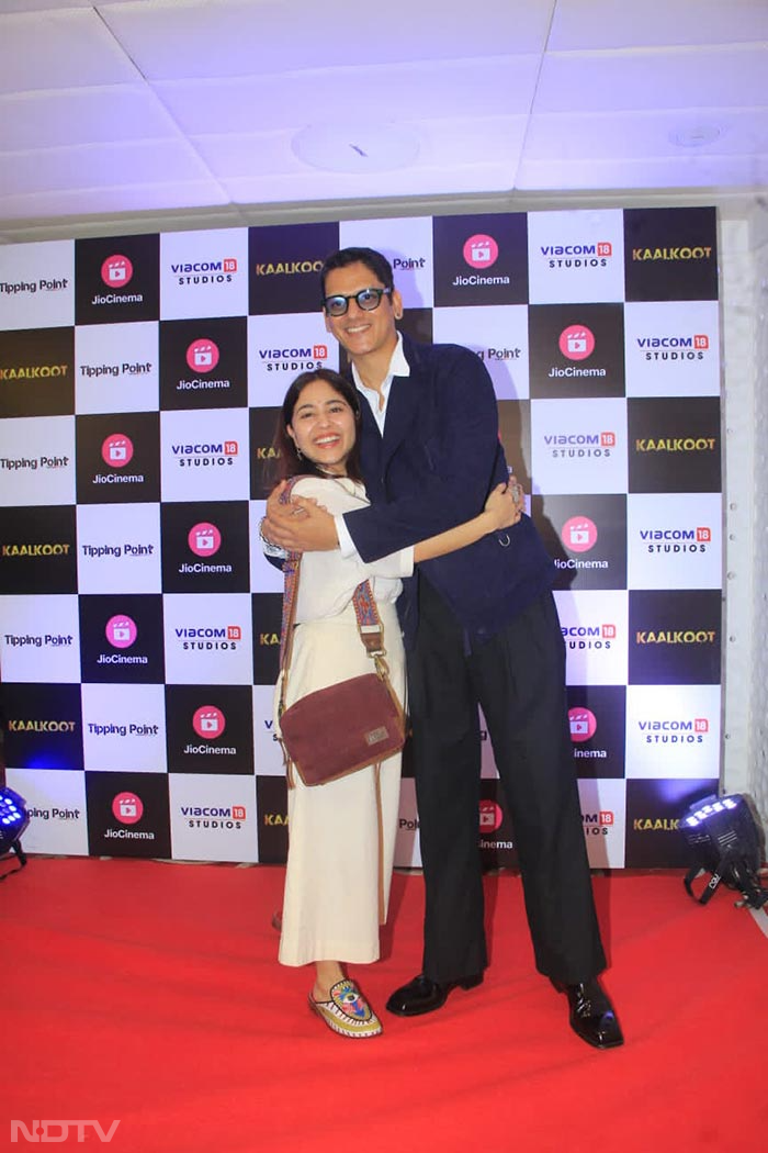 Vijay Varma and co-star Shweta Tripathi posed for a happy picture. (Image Courtesy: Varinder Chawla)