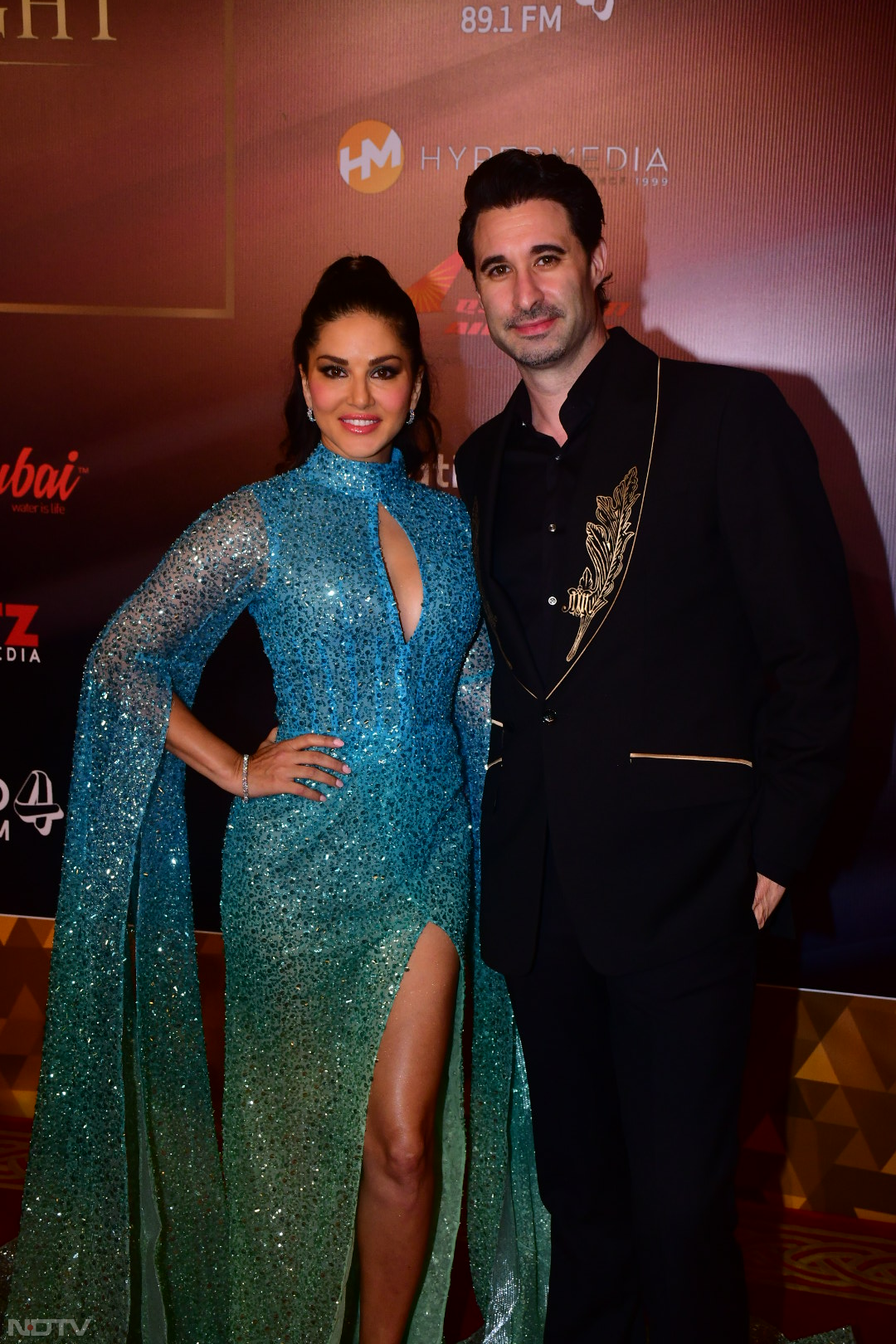 Sunny Leone and Daniel Weber happily posed together on the red carpet. (Image Courtesy: Varinder Chawla)