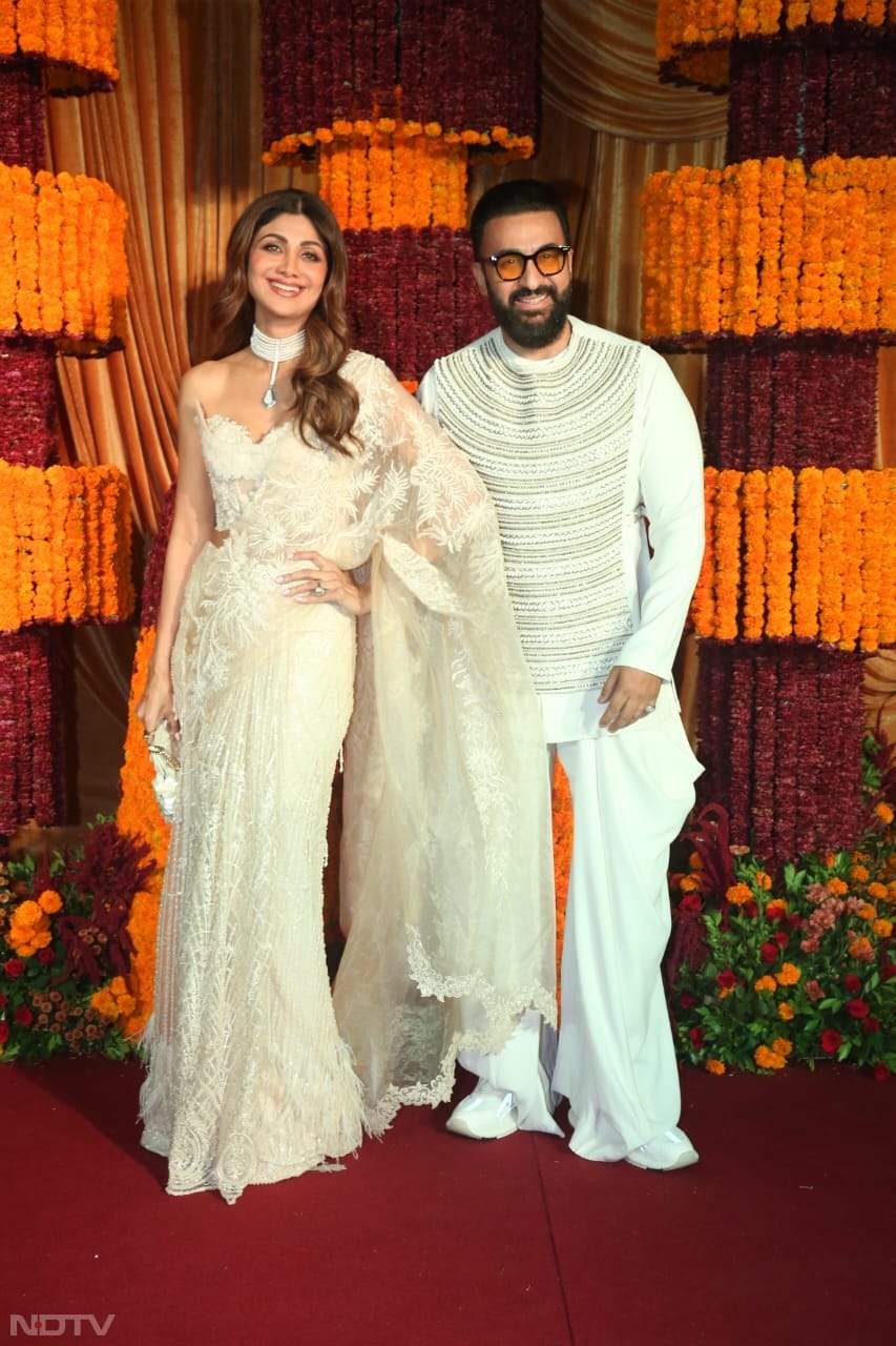 Shilpa Shetty and Raj Kundra twinned in white. (Image Courtesy: Varinder Chawla)