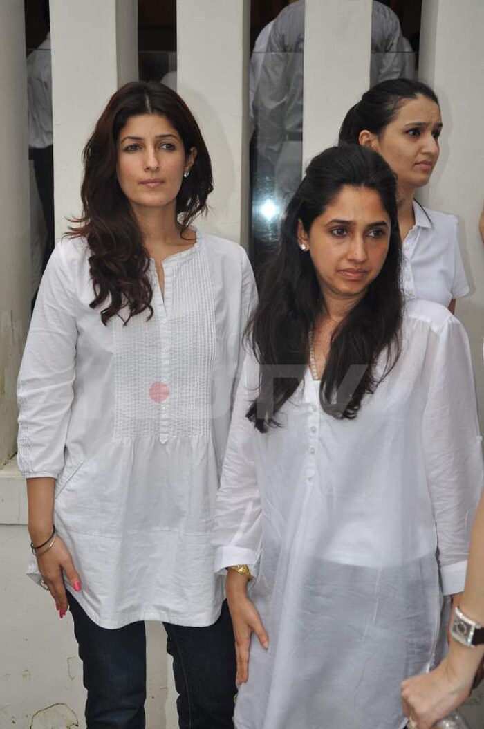 Stars at the prayer meet of Tanya Deol\'s father