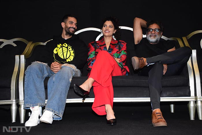 R Balki, Angad Bedi and Saiyami Kher posed for the camera. (Image Courtesy: Varinder Chawla)