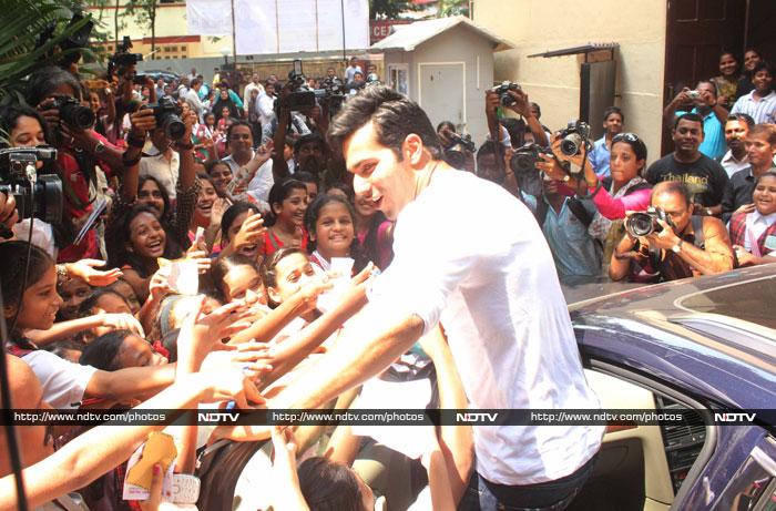 School children went ecstatic on seeing Varun Dhawan, and ran up to shake hands with the <i>Student Of The Year</i> star.<br><br>
Ahead: Khans in Cannes: SRK, Gauri at wedding