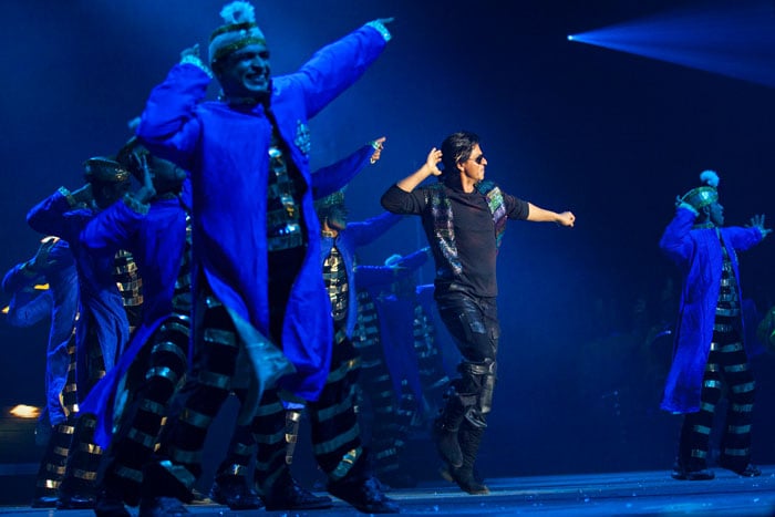 Shah Rukh revisits <i>Chaiyya Chaiyya</i> on stage.