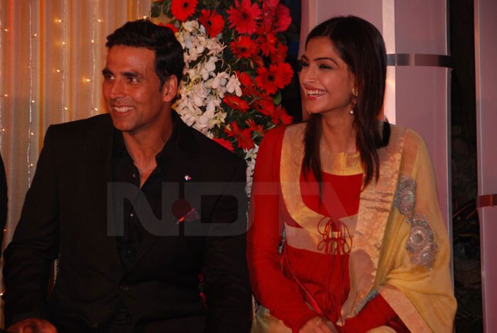 Akshay Kumar and Sonam Kapoor, lead actors of <i>Thank You</i>, smile together during the film's promotional event.