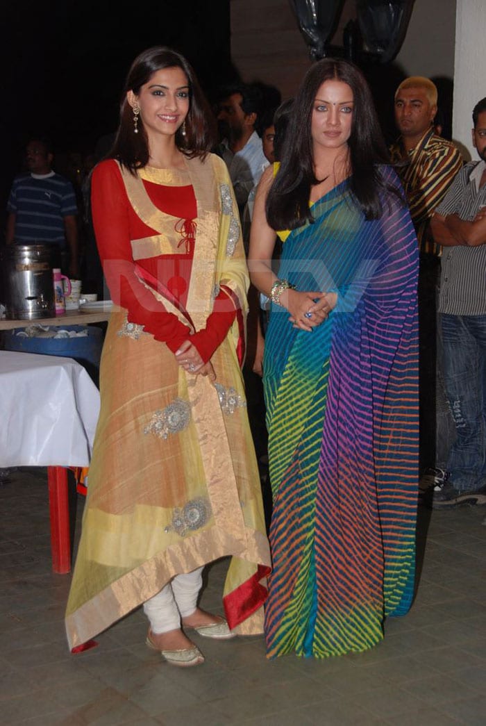 The lovely ladies look beautiful in Indian outfits.<br><br> 
Sonam always handles her outfits gracefully, while Celina looks gorgeous in the 'lehariya' Saree.