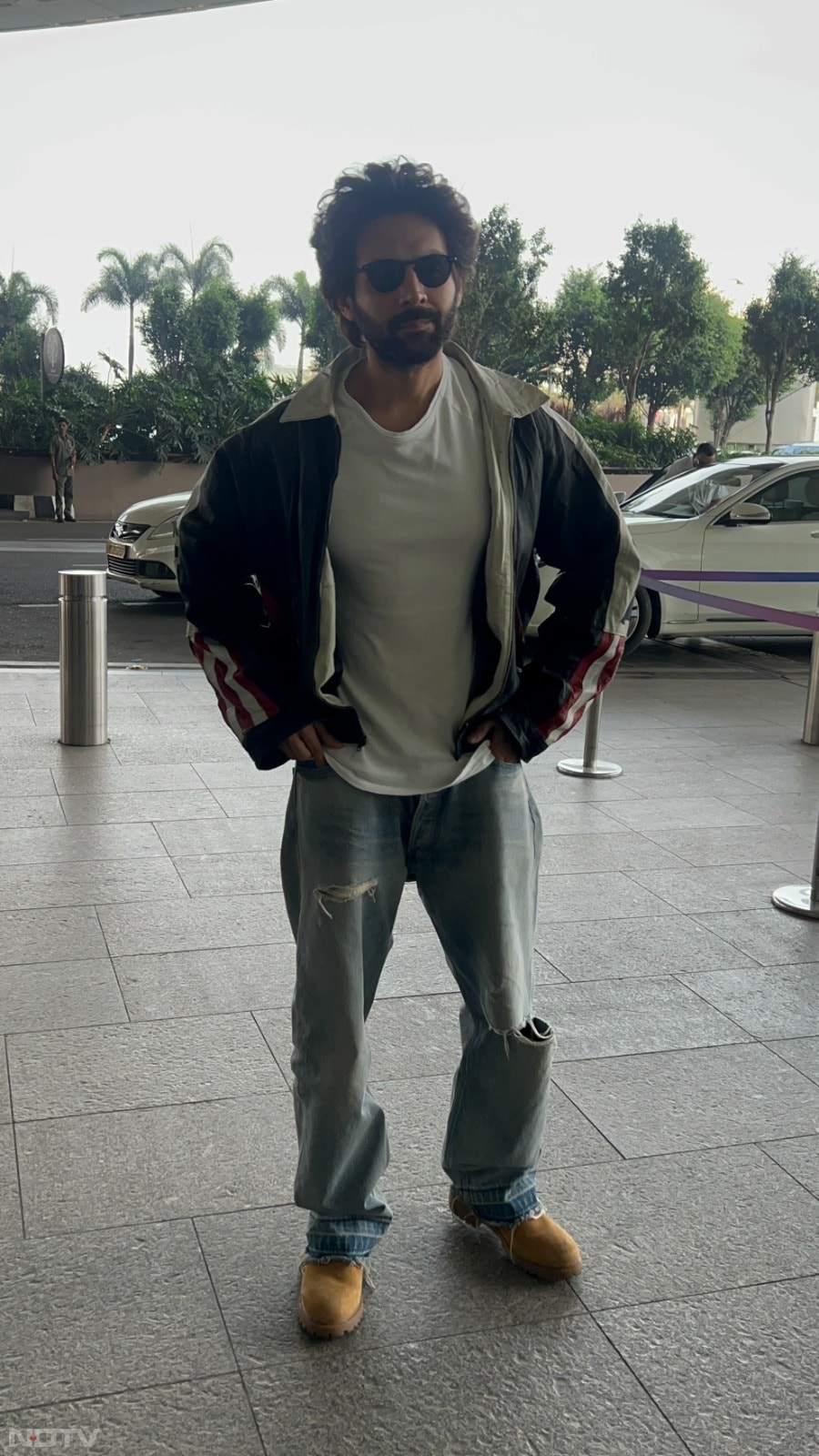 Kartik Aaryan was pictured at the airport. (Image Courtesy: Varinder Chawla)