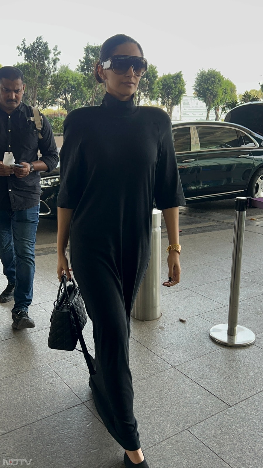 Sonam Kapoor rocked an all-black look. (Image Courtesy: Varinder Chawla)