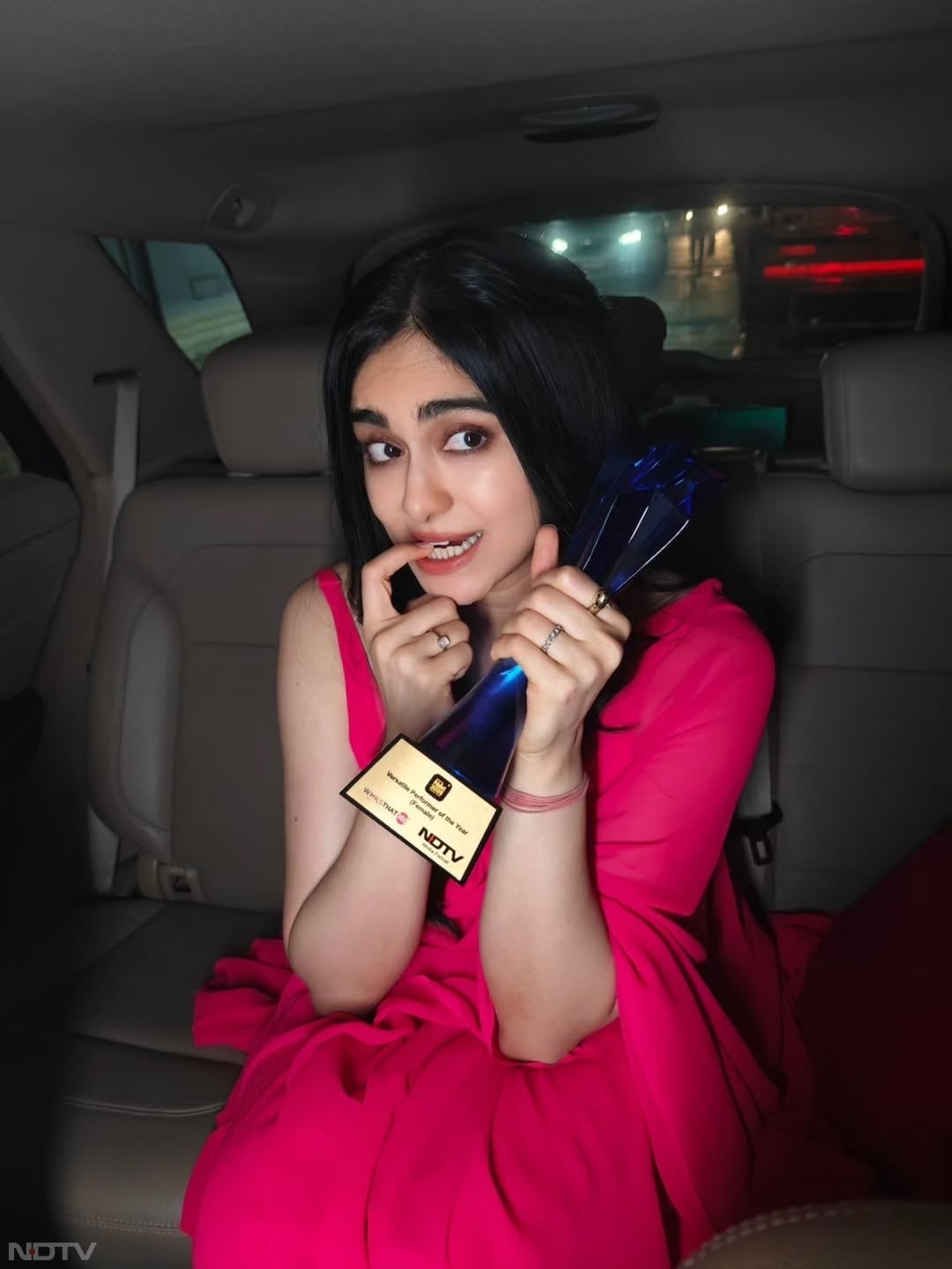 अदा ने लिखा, Thank you NDTV for the Versatile Performer award ❤️ @ndtv and audience har avtaar mein accept karne ke liye ❤️ ab award diya hai toh photos mein bhi versatility prove karna padega 👿🤺🫒🧭🎛️⚗️⛓️&zwj;💥📰🪬 adah_ki_adah/Instagram