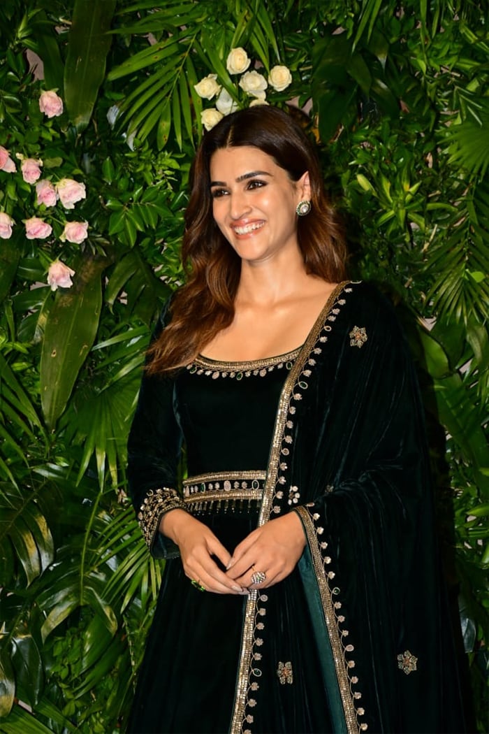 The hostess greeted the paparazzi with a bright smile.
(Image courtesy: Varinder Chawla)