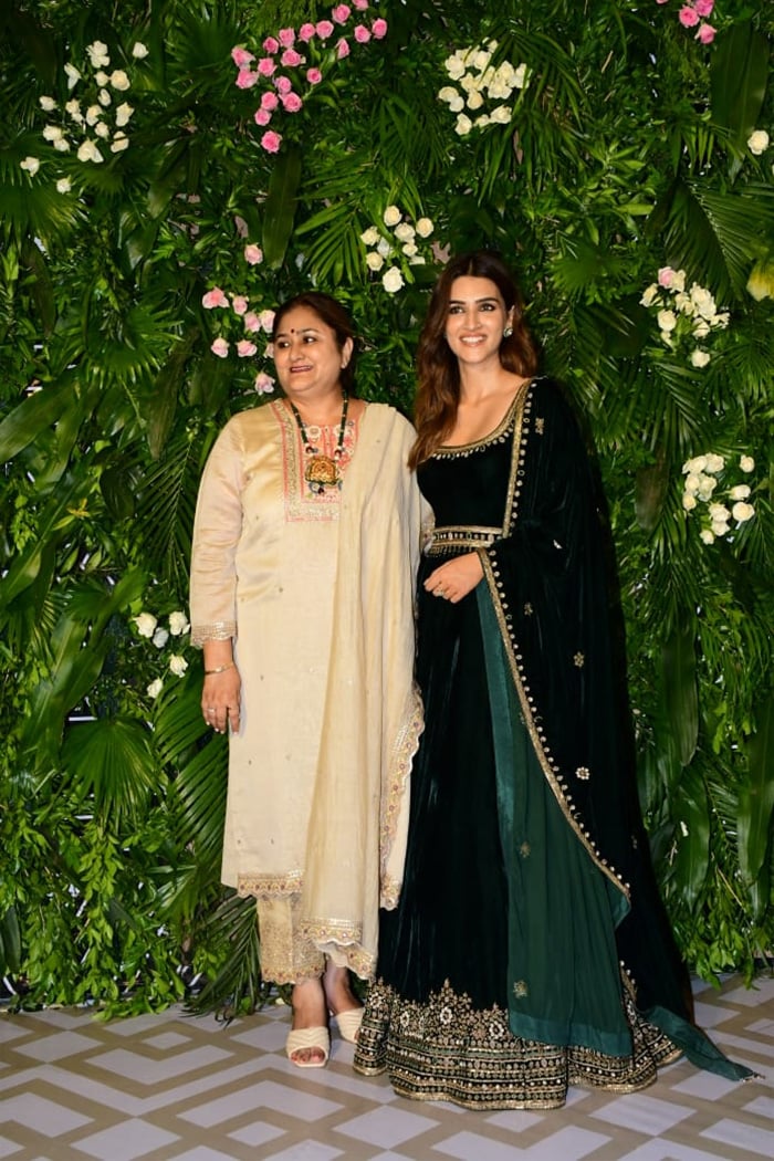 The <i>Mimi</i> star and her mom Geeta Sanon were all smiles.
(Image courtesy: Varinder Chawla)