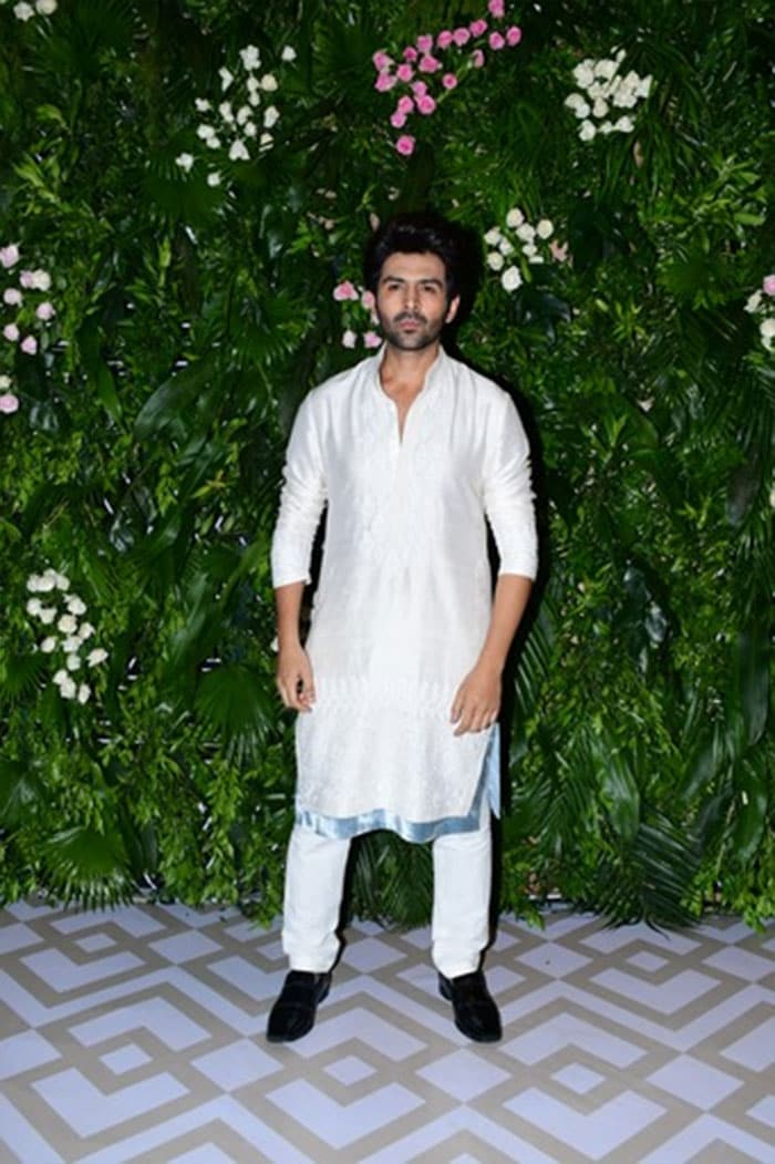 Kriti's <i>Luka Chuppi</i> co-star Kartik Aaryan also attended the party.
(Image courtesy: Varinder Chawla)