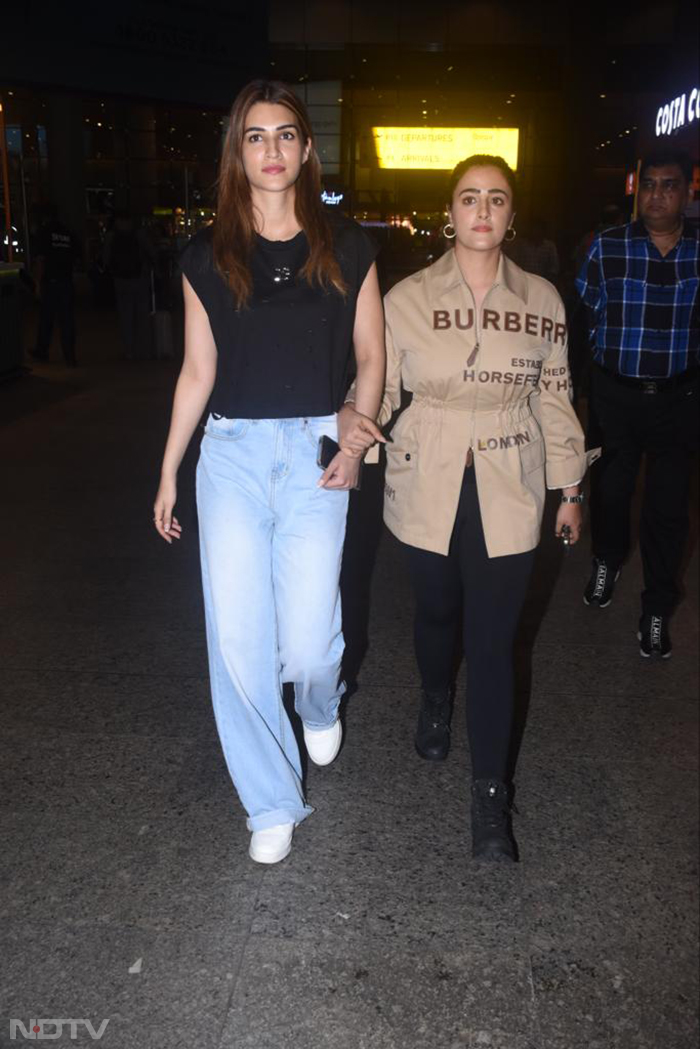 Kriti and Nupur Sanon were pictured at the airport hand-in-hand. (Image Courtesy: Varinder Chawla)