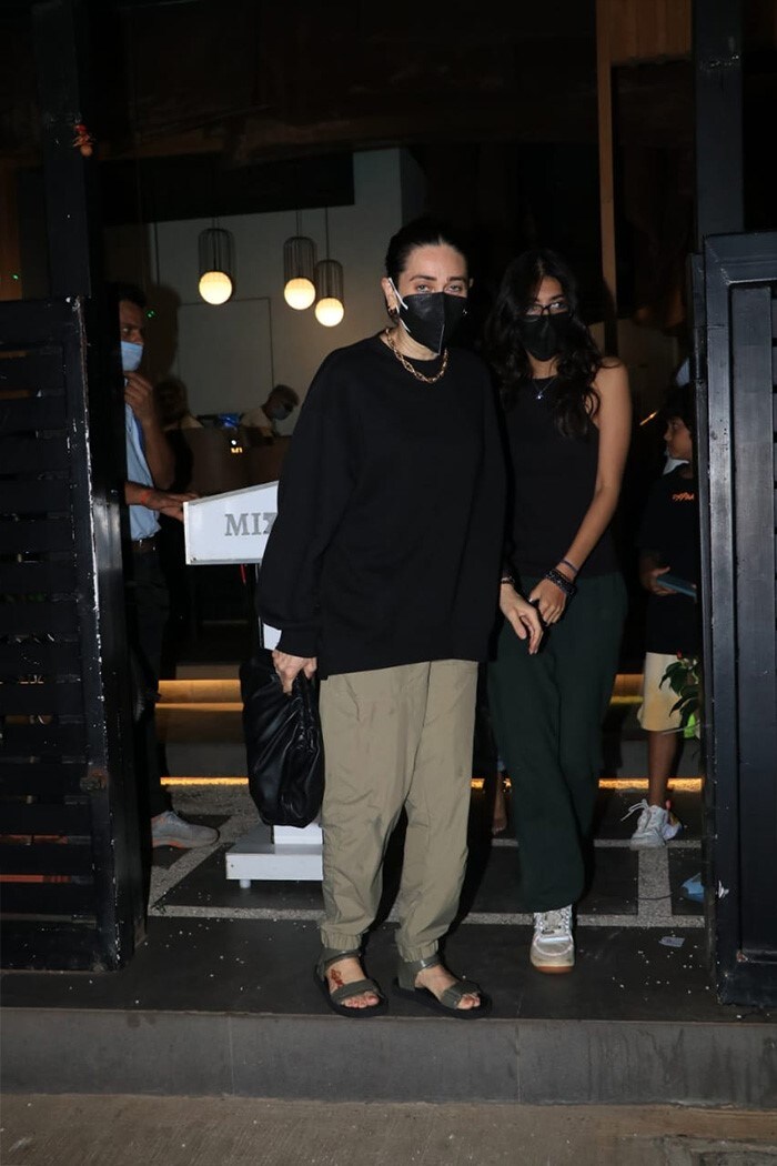 Karisma Kapoor also posed with her daughter Samaira Kapoor.