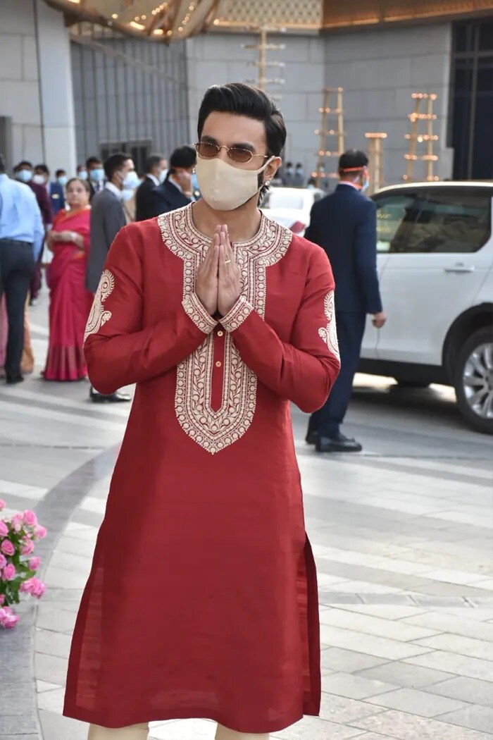 ऑफ-व्हाइट पजामे के साथ एंब्रॉयडरी वाले रेड कुर्ते में रणवीर सिंह हैंडसम लग रहे थे. उन्होंने कार्यक्रम स्थल पर तैनात मीडिया का नमस्ते से अभिनंदन किया.