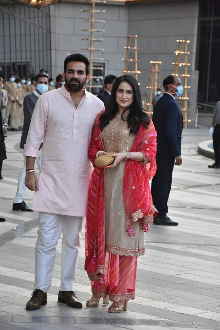 समारोह में एक्ट्रेस सागरिका घाटगे अपने पति जहीर खान के साथ नजर आईं. वह बेज रंग के कुर्ते में समारोह में शामिल हुईं, जबकि ज़हीर पिंक कुर्ता-पायजामा में हैंडसम लग रहे थे.