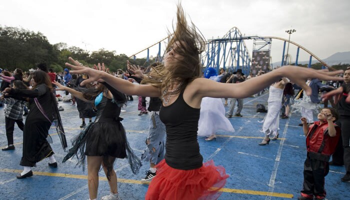 Mexicans dance during a rehearsal, just before the start of the &quot;Thrill The World: A Global Tribute to Michael Jackson&quot; in Mexico City on October 24, 2009. Thrill the World is a worldwide attempt - that took place in more than 200 cities in 29 countries - to set a new Guinness World Record for the largest Thriller simultaneous dance. (Image: AFP)